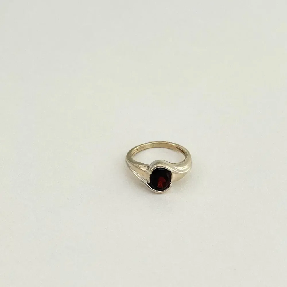 14K Gold Garnet Gemstone Solitaire Band Ring Size 4.5